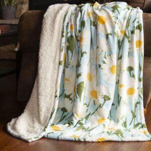 Daisy Daydream Plush Throw by Carstens Inc.